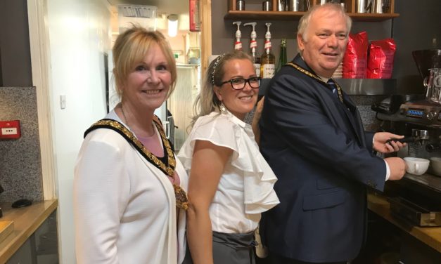 Mayor officially opens eco-friendly eatery in heart of Widnes